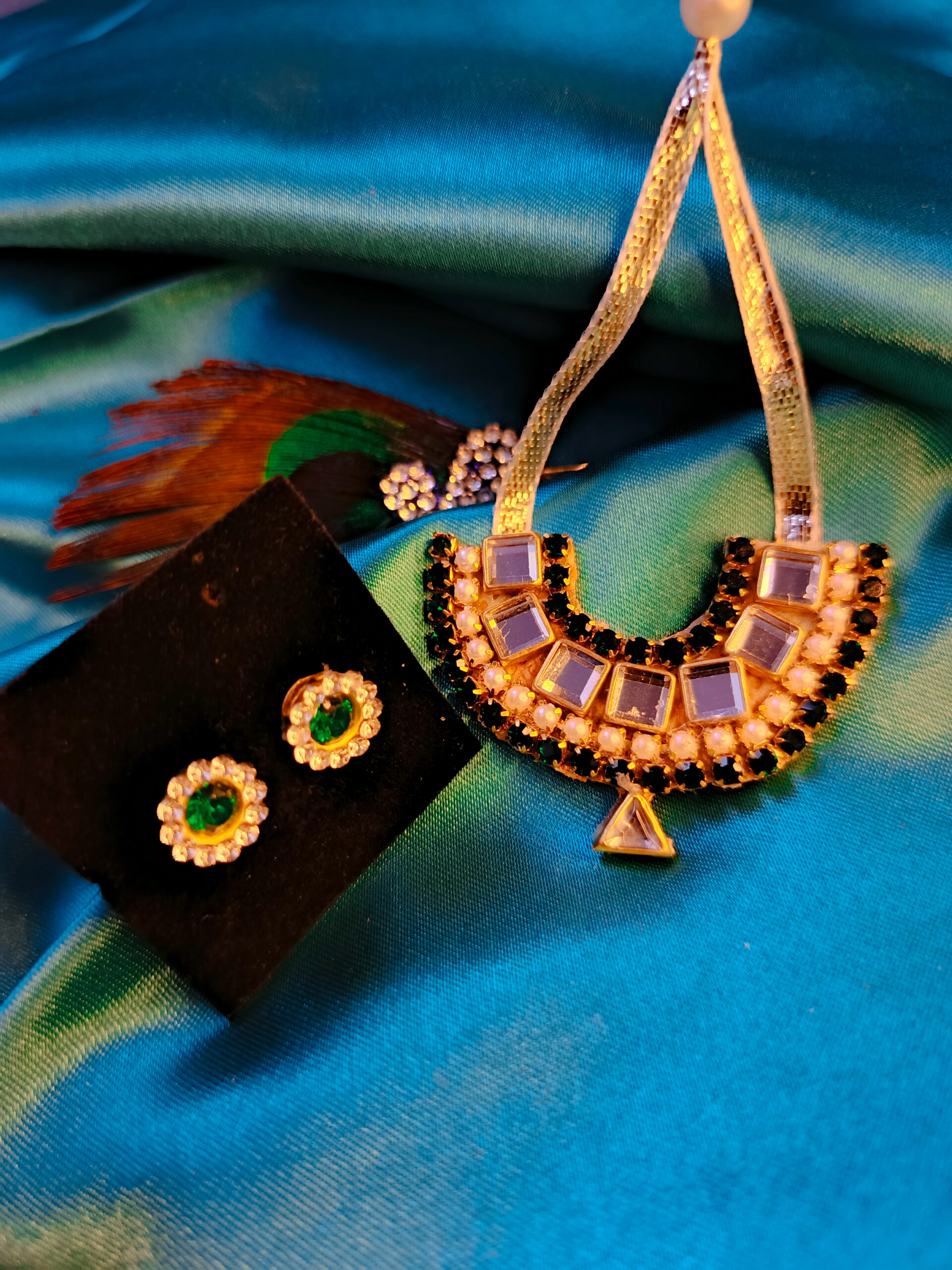 Choker in Green& Gold with ear studs